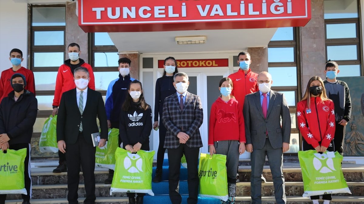 Tunceli Valisi Mehmet Ali Özkan'dan kayakçılara malzeme desteği