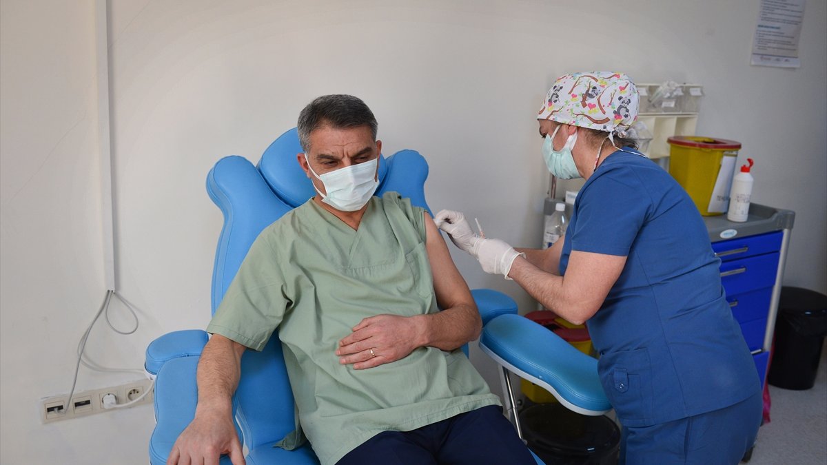 Tunceli Valisi Özkan Kovid-19 aşısının ilk dozunu yaptırıp vatandaşları aşı olmaya çağırdı: