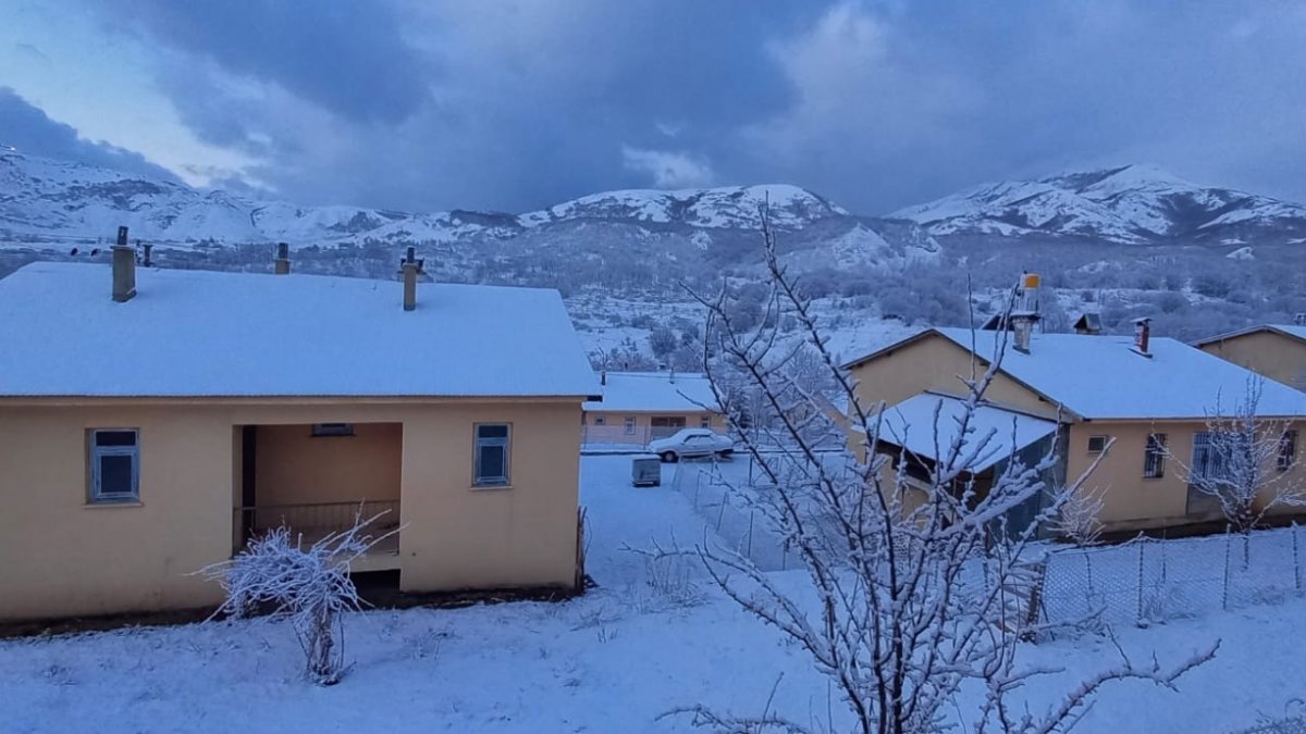 Tunceli'ye kış geri geldi, kar yağdı