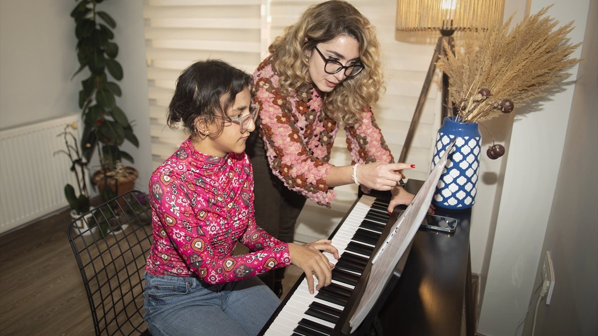 Tuncelili Elif, boş zamanlarını internet yerine piyano başında değerlendiriyor