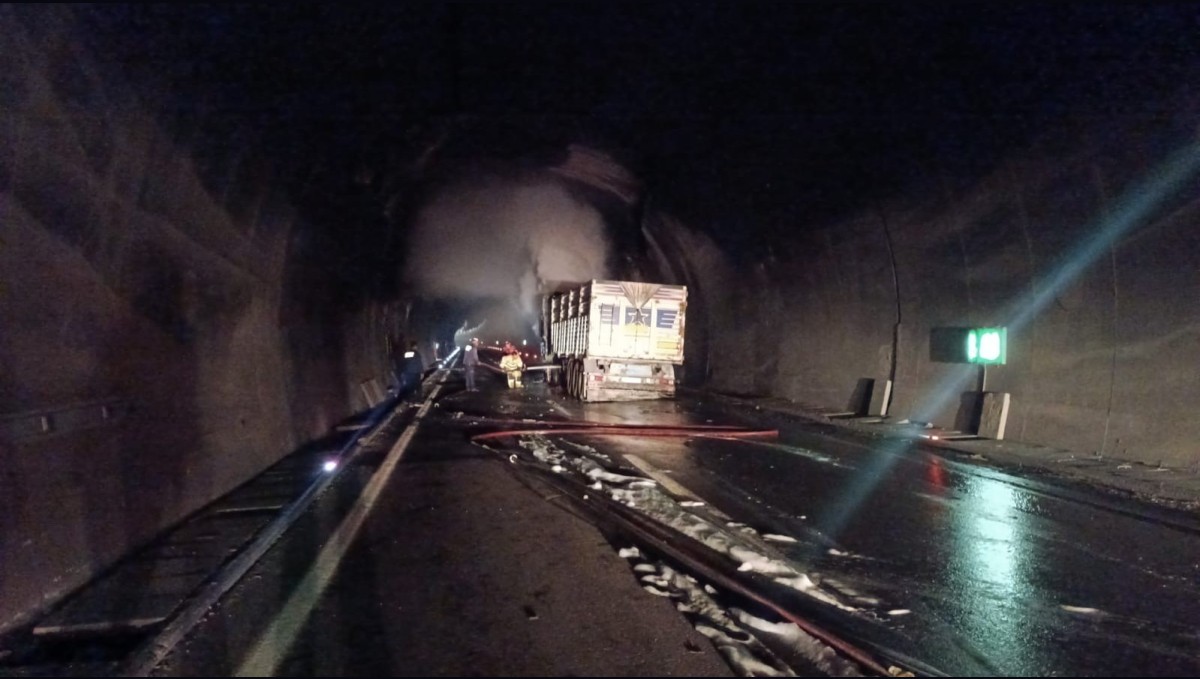Tünelde korku dolu anlar: Tır alev aldı, ulaşım aksadı