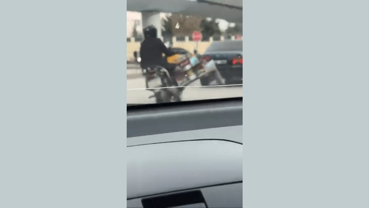 Tüp yüklü motosikletle tehlikeli hareketler kamerada