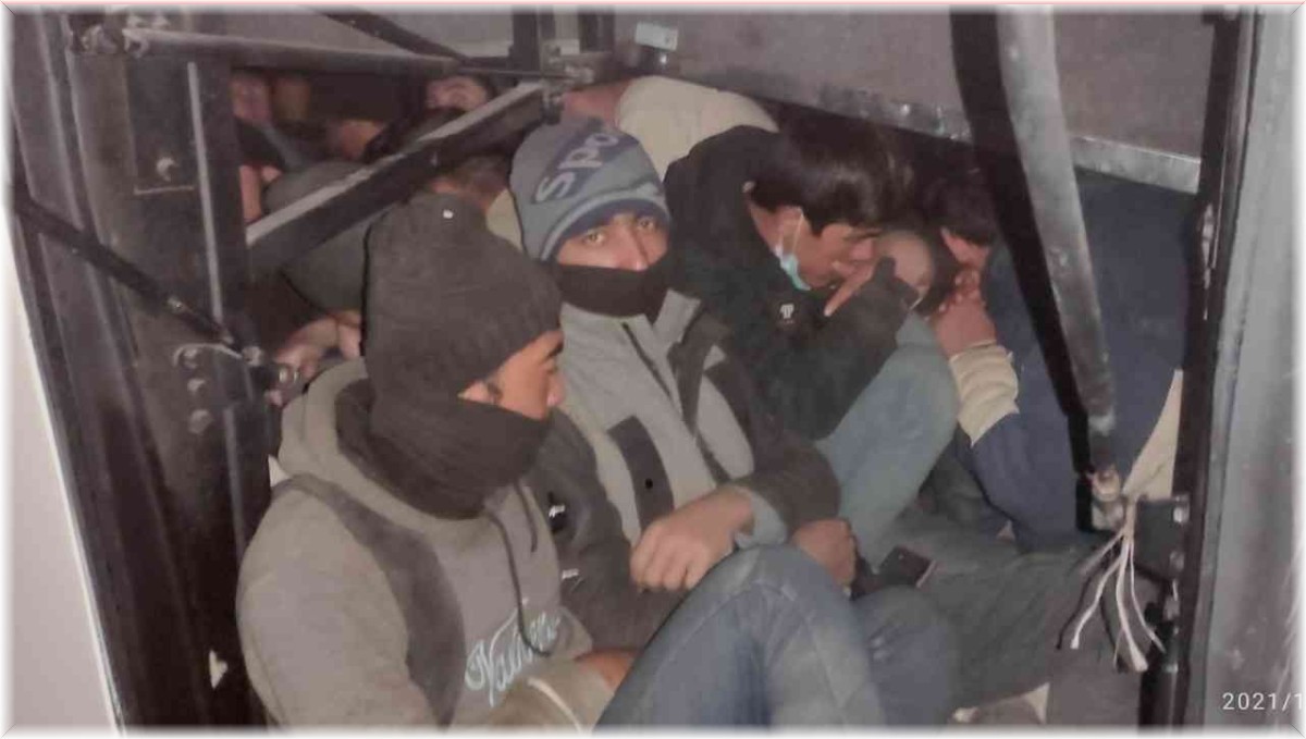 Tur otobüsünün bagajından 55 düzensiz göçmen çıktı