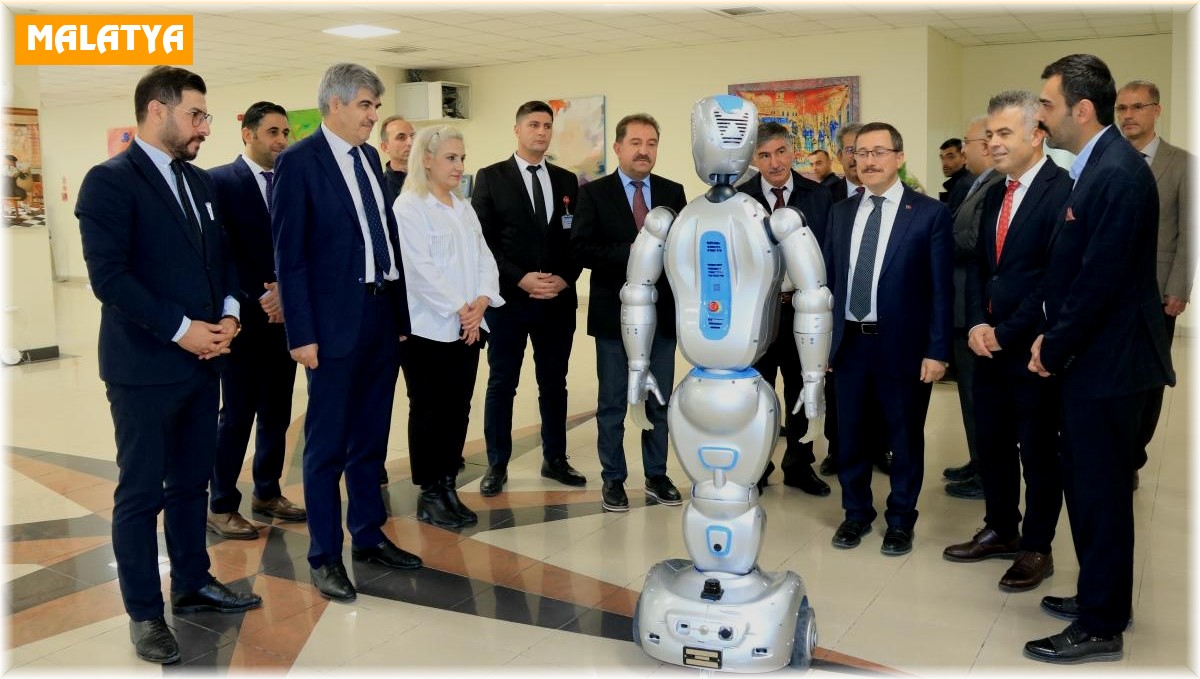 Turgut Özal Tıp Merkezi'nde yapay zekalı robotlar iş başında