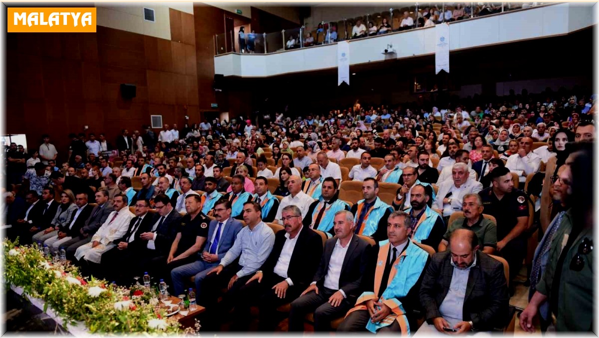 Turgut Özal Üniversitesi'nde mezuniyet coşkusu