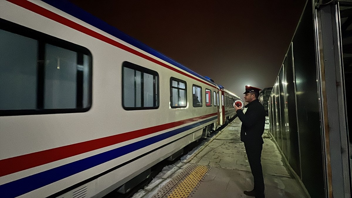 "Turistik Doğu Ekspresi" Kars'tan ilk seferine uğurlandı