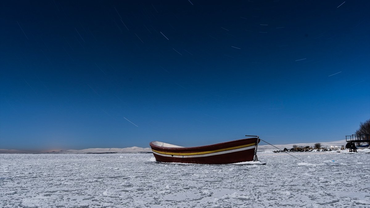 Turistler Çıldır Gölü'ndeki masalsı kış güzelliğinin keyfini çıkarıyor
