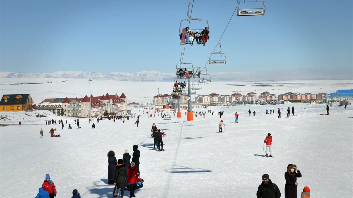 Turistler güneşli havanın keyfini Cıbıltepe'de kayak yaparak çıkardı
