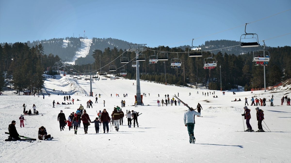 Turistler güneşli havanın keyfini Cıbıltepe'de kayak yaparak çıkardı