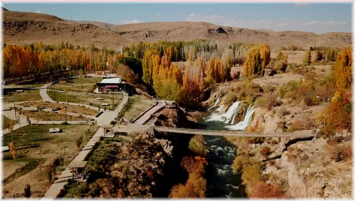 Turistler Muradiye Şelalesi'ne hayran kaldı