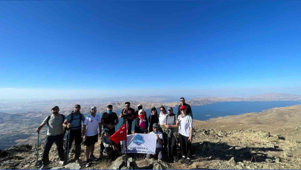 Türk Bayrağı Hazarbaba Dağı zirvesinde dalgalandı