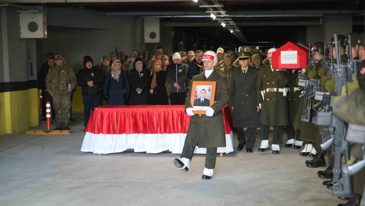 Türk bayrağına sarılı naaşıyla memleketine uğurlandı