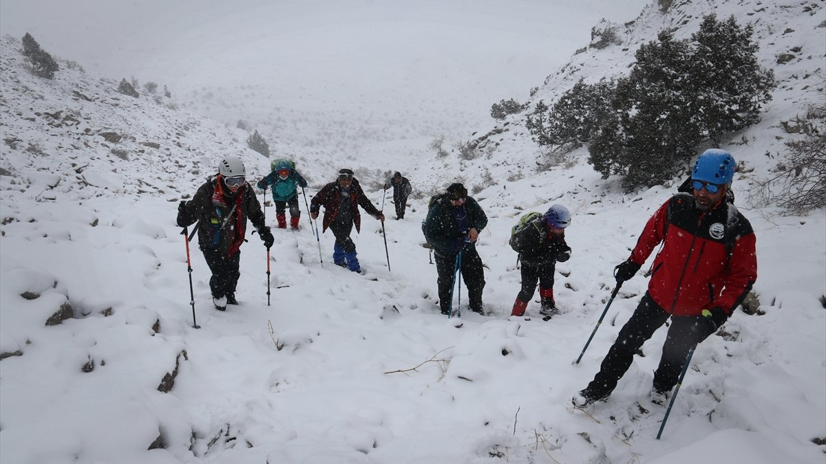 Türk dağcılar Hocalı şehitleri için Haça Dağı'na tırmandı