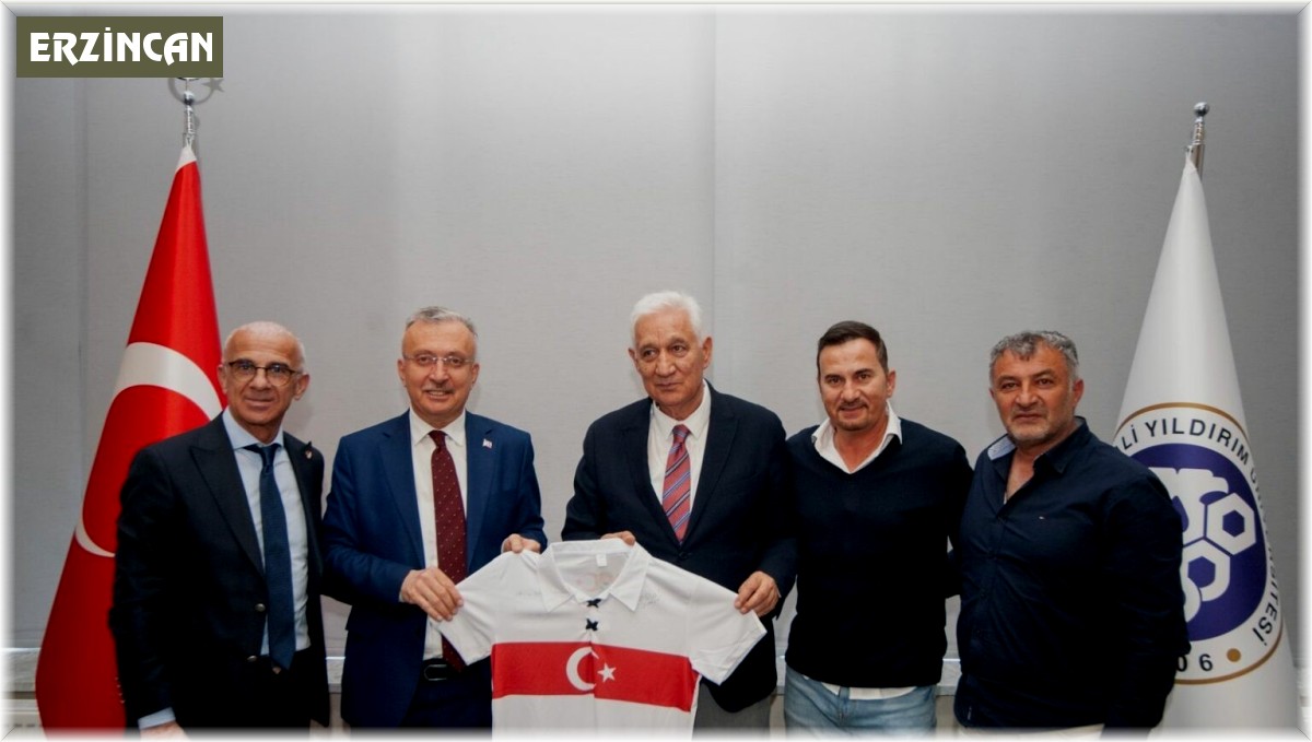 Türk futbolunun unutulmaz isimleri Rektör Levent'i ziyaret etti