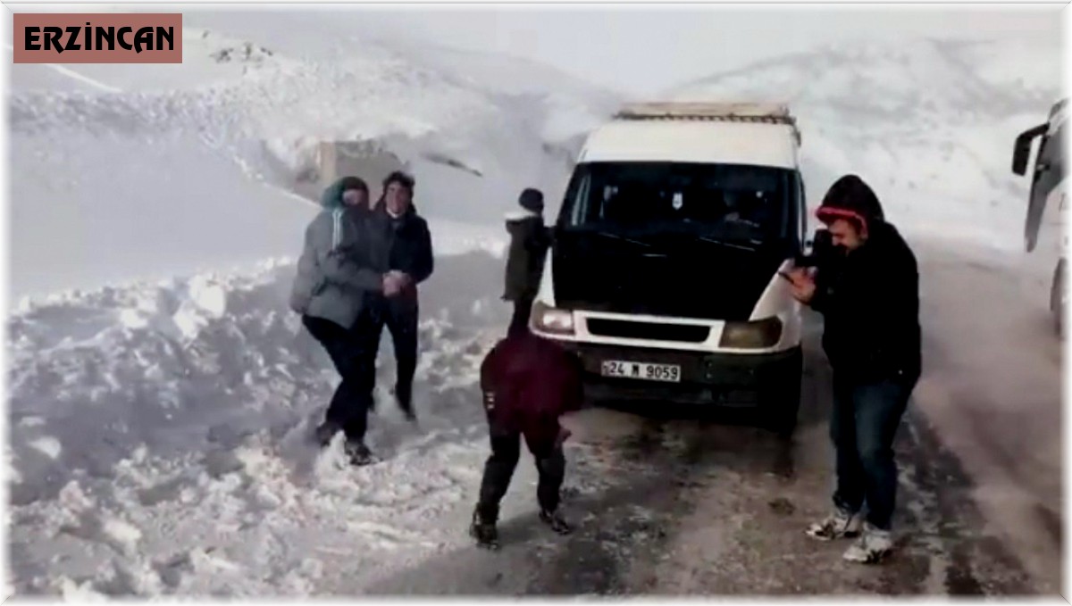 Türk halk müziği sanatçısı Erzincan'ın kar keyfi