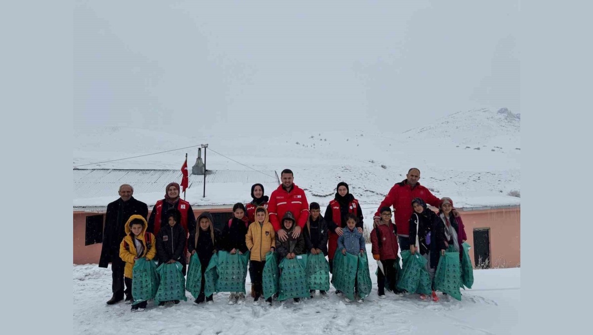 Türk Kızılay Ağrı Şubesinden Aşağı Dormeli Köyü Öğrencilerine Hediye