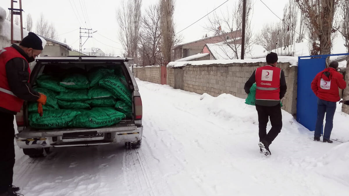 Türk Kızılay Ağrı Şubesinden kömür ve nakit para yardımı