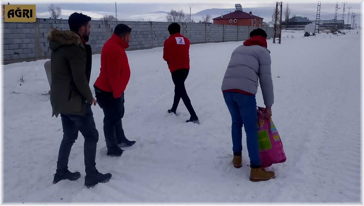 Türk Kızılay Diyadin gönüllüleri sokak hayvanlarını unutmadı