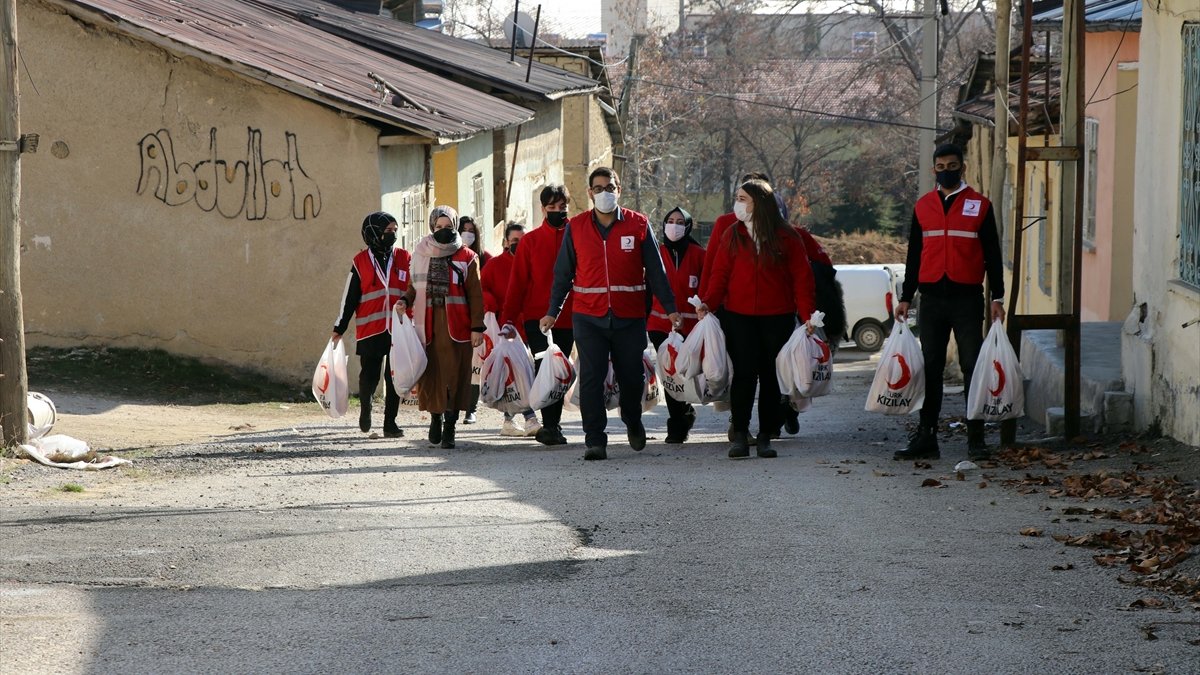 Türk Kızılay Elazığ Şubesi ihtiyaç sahiplerine ekmek dağıttı