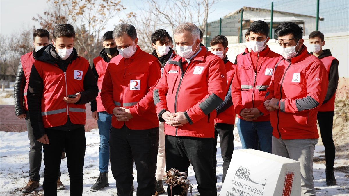 Türk Kızılay Genel Müdürü İbrahim Altan, Elazığ depreminde hayatını kaybedenlerin kabirlerini ziyaret etti