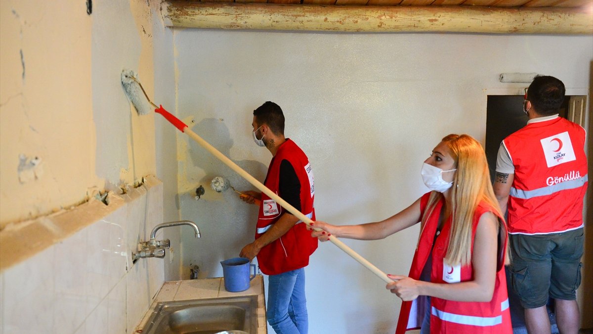 Türk Kızılay gönüllüleri Emine ninenin evini boyayarak güzelleştirdi