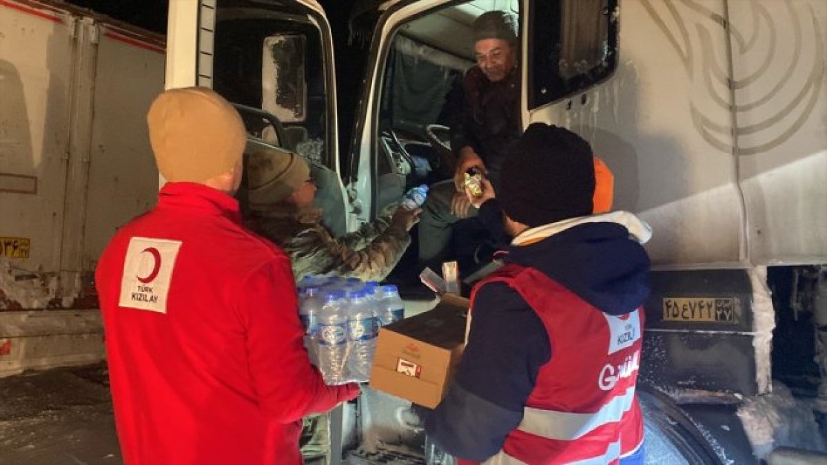 Türk Kızılay gönüllüleri, Tendürek Geçidi'nde mahsur kalan sürücülere ikramda bulundu