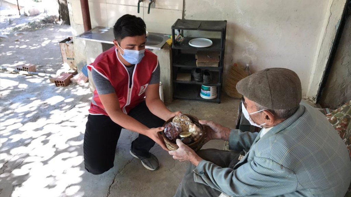 Türk Kızılay gönüllüleri Tunceli'de "Cumhuriyet yaşıtları"na organik ürün dağıttı