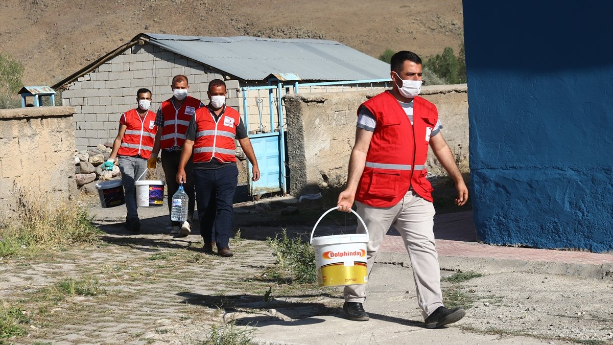 Türk Kızılay gönüllüleri Van'da 5 okulu eğitime hazırladı