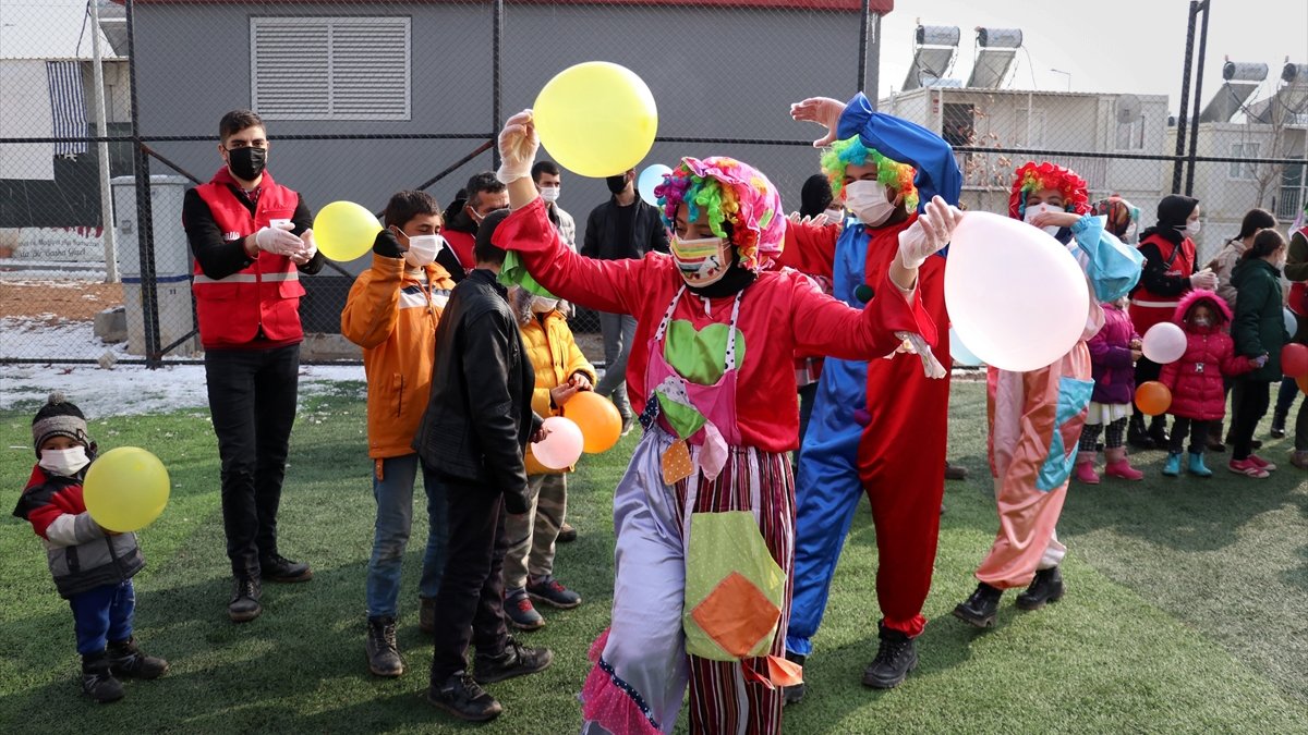 Türk Kızılay konteyner kentte yaşayan depremzede çocukların yüzünü güldürdü