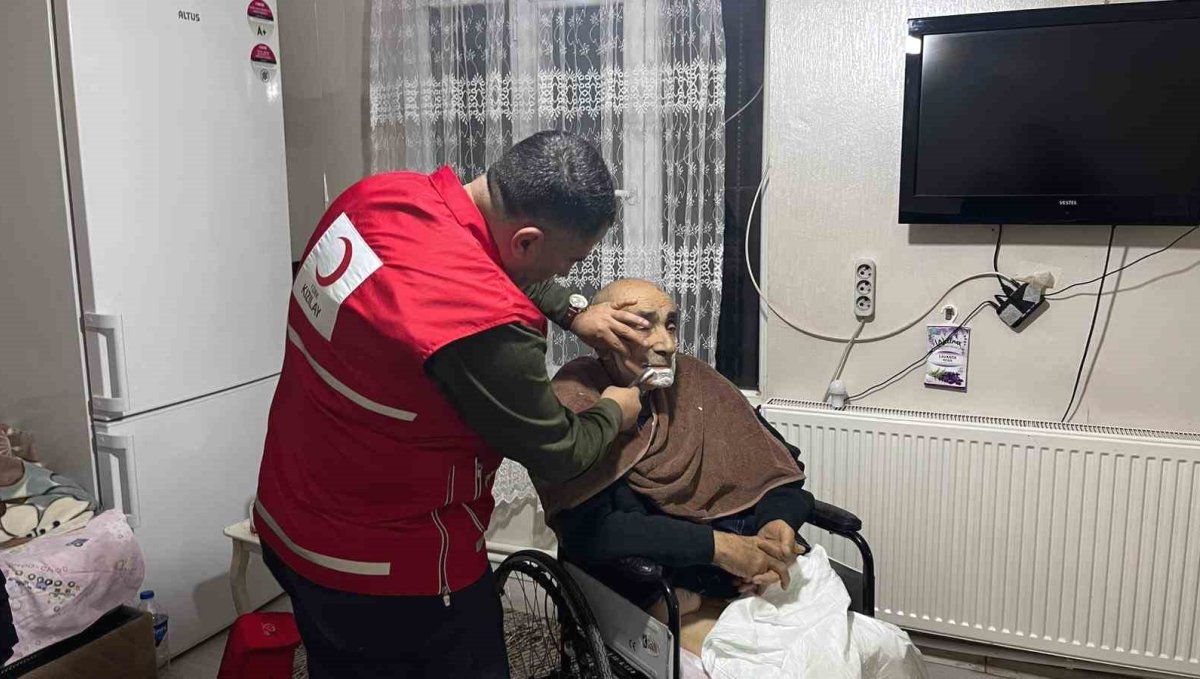 Türk Kızılay Muradiye Şube başkanından yaşlılara kuaför hizmeti