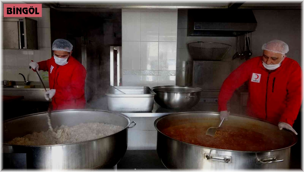 Türk Kızılay, Ramazan ayında binlerce vatandaşa sıcak yemek ulaştırıyor