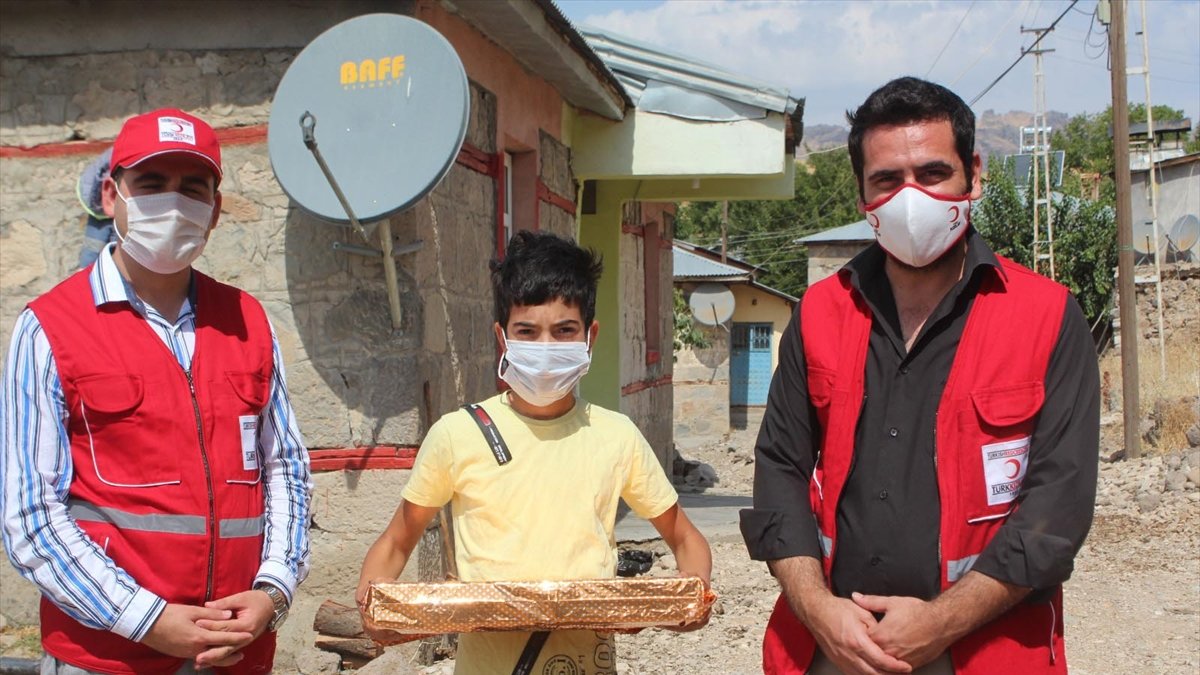 Türk Kızılayı gönüllüleri, uzaktan eğitime katılamayan çocuğa bilgisayar hediye etti