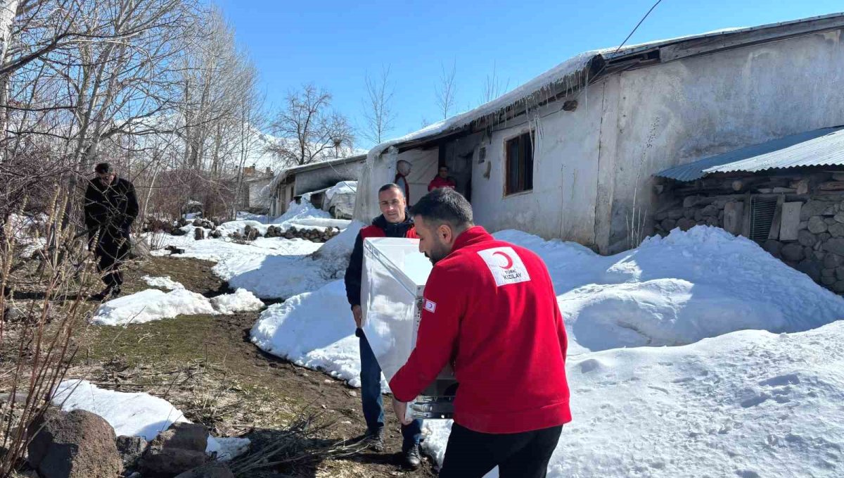 Türk Kızılayı Muradiye gönüllüleri, yalnız yaşayan yaşlı bir vatandaşa buzdolabı desteğinde bulundu
