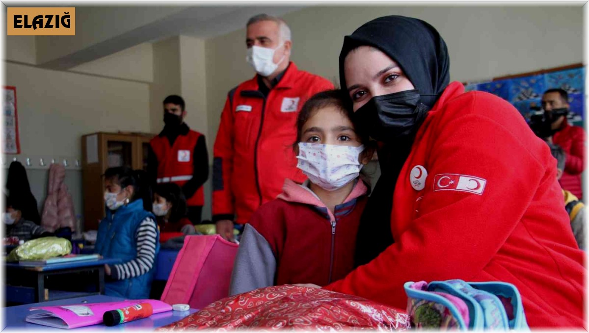 Türk Kızılayı'ndan 10 bin öğrenciye atkı bere takımı