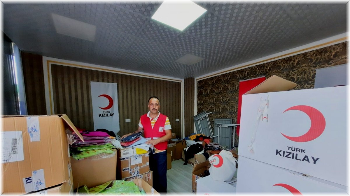 Türk Kızılayı’ndan maddi durumu olmayan ailelere giyim ve gıda yardımı