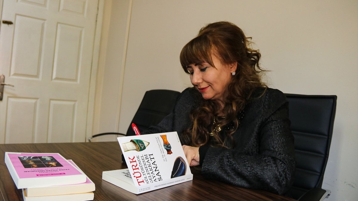 Türk kültüründe kullanılan ayakkabı modellerinin asırlık tarihi kitaplaştırıldı