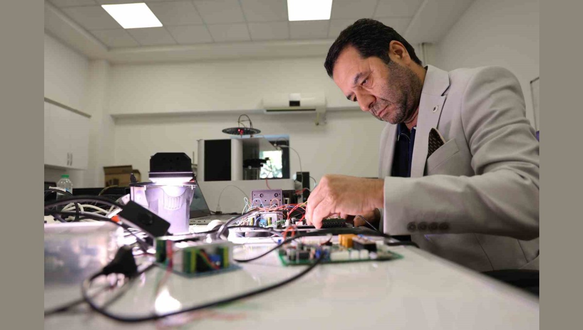 Türk profesörden milli yenilik: Işığı dalga boylarına ayıran cihaz dünya pazarında