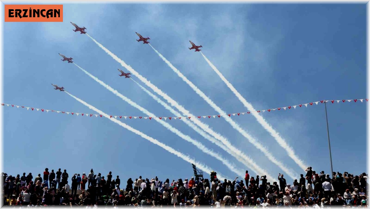 Türk Yıldızları Erzincan semalarında nefes kesti