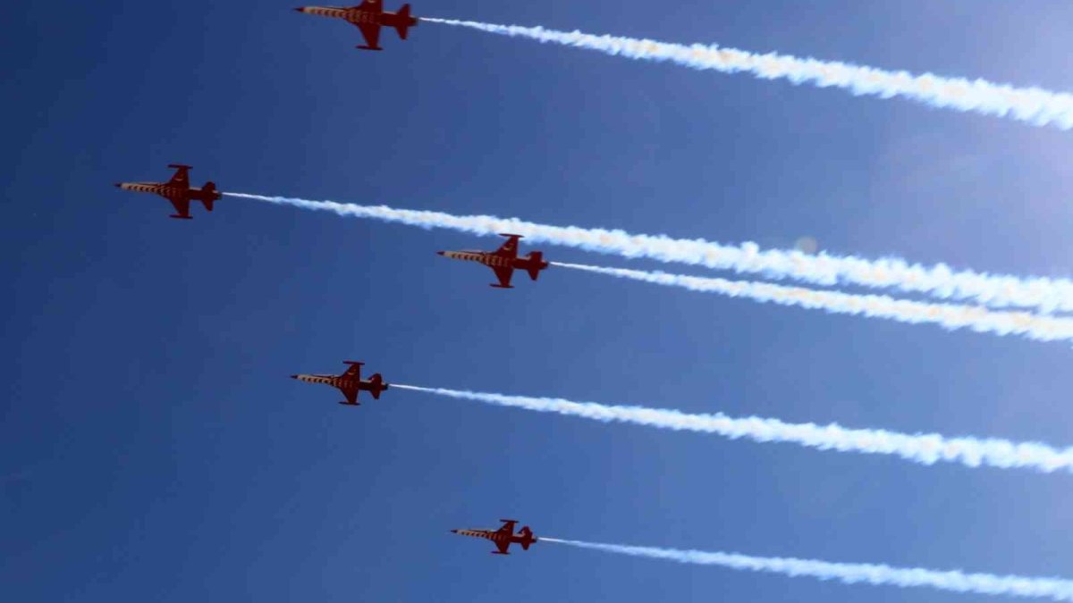 Türk Yıldızları ve Çelik Kanatlar'ın uçuş gösterisi nefes kesti