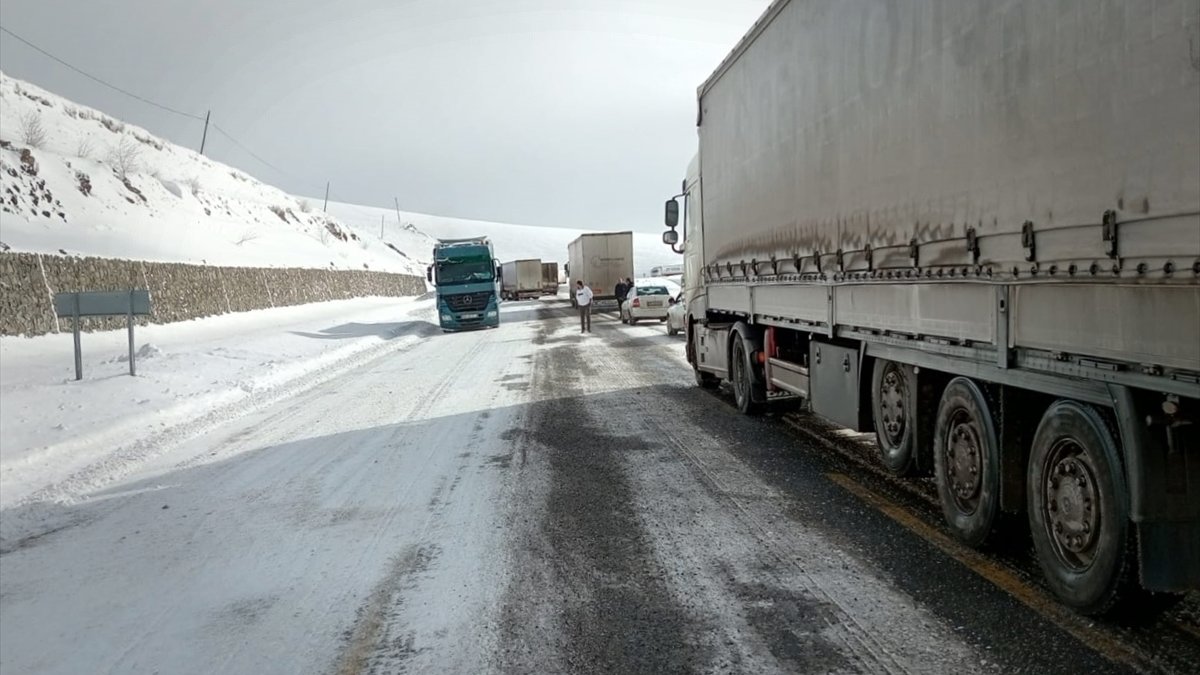 Türkgözü-Posof-Damal kara yolunda buzlanma nedeniyle yolda kalan 11 tır kurtarıldı
