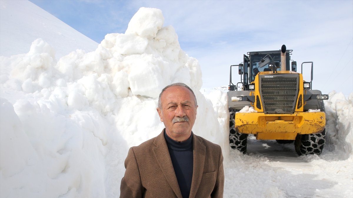 Türkiye baharı yaşarken Bitlis’te 3 metre kar: 643 köy yolu için “kar kaplanları” sahada