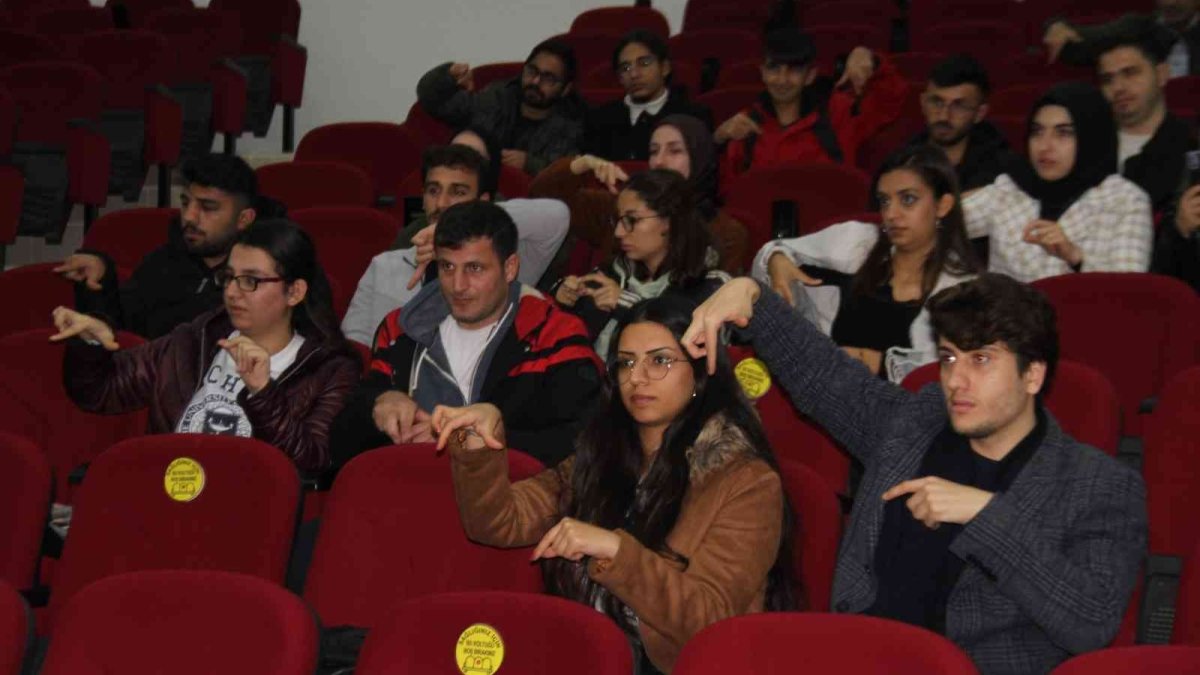 Türkiye'de ilk defa iletişim fakültesinde işaret dili eğitimi verildi