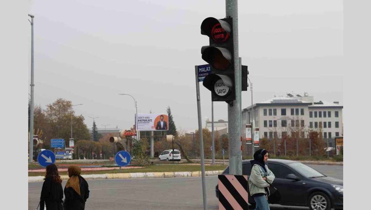 Türkiye'de ilk uygulama: Trafik sinyalizasyonlarında "Şiddete Hayır" ve "Kadına Saygı" mesajı
