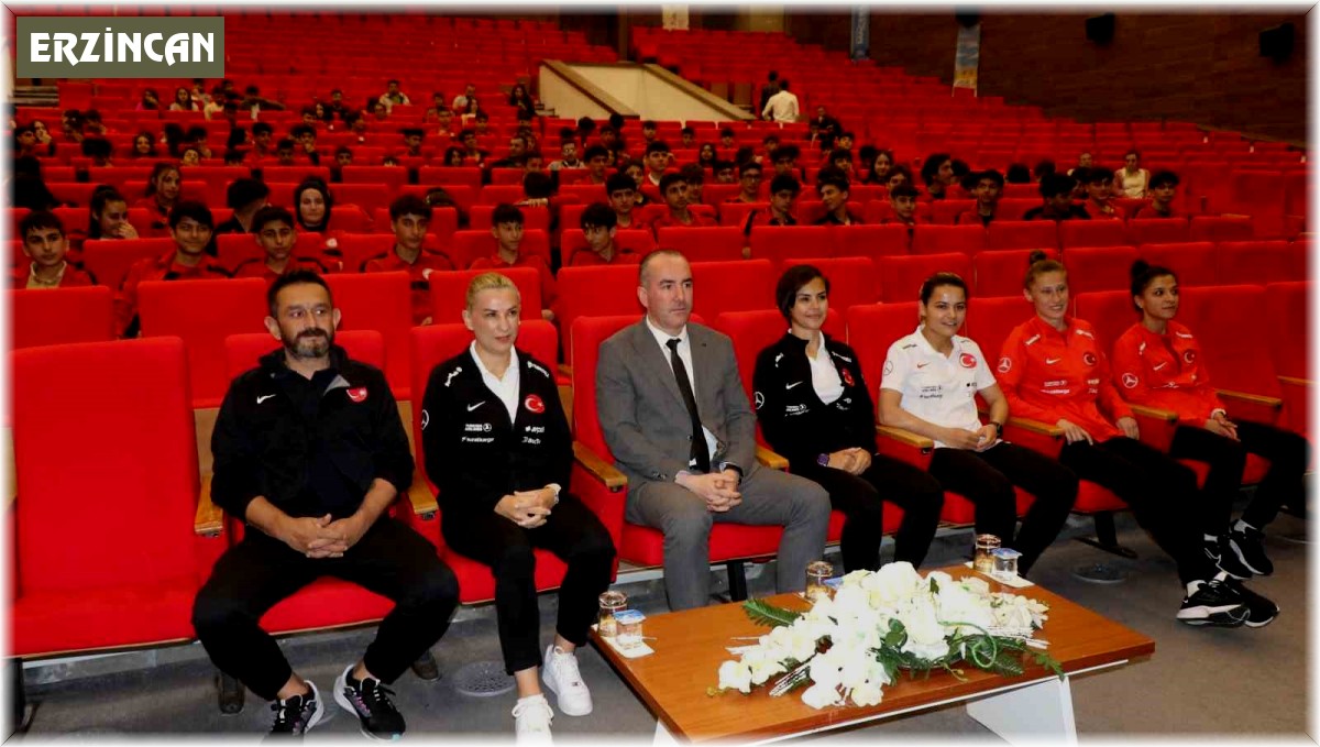 "Türkiye'de Kadın Futbolunun Gelişimi ve Sunduğu Fırsatlar" paneli düzenlendi