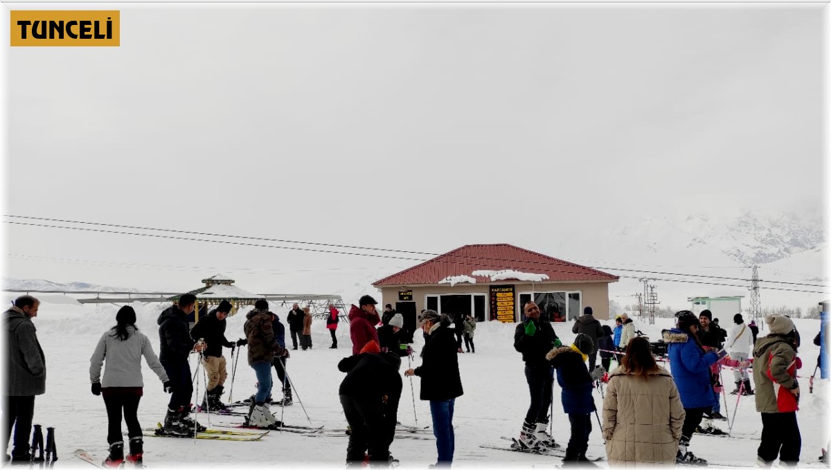 Türkiye'de kar kalınlığı en yüksek çıkan Ovacık Kayak Merkezi, kayakseverleri ağırlıyor