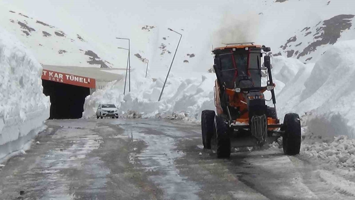 Türkiye'de kar rekoru Van'da kırıldı: Karabet Geçidi'nde kar kalınlığı 3 metreyi geçti