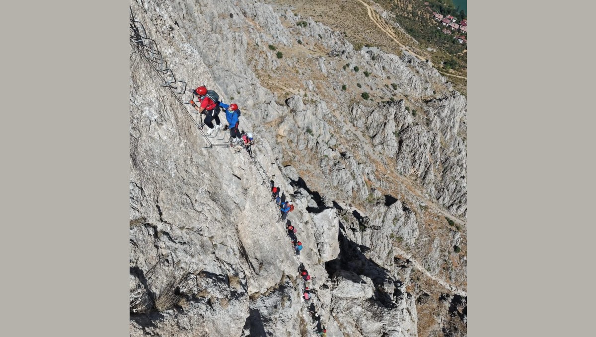 Türkiye'de tek Kemaliye'de bulunan "Via Ferrata" parkuru adrenalin tutkunlarının rotası oldu