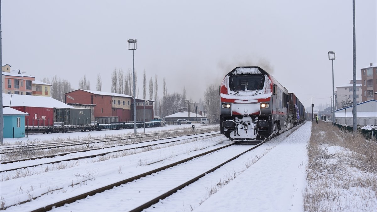 Türkiye'den Çin'e gidecek ikinci blok ihracat treni Kars'tan Gürcistan'a uğurlandı