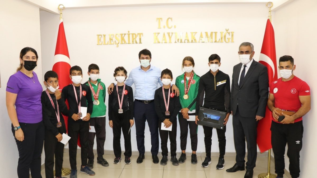 Türkiye derecesi alan Eleşkirtli sporcular, Kaymakam Duruk tarafından ödüllendirildi