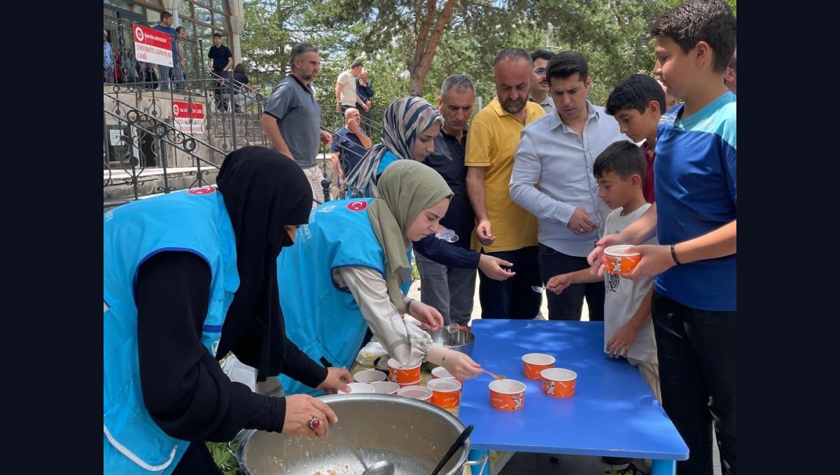 Türkiye Diyanet Vakfı Erzurum Kadın Kolları'ndan aşure İkramı